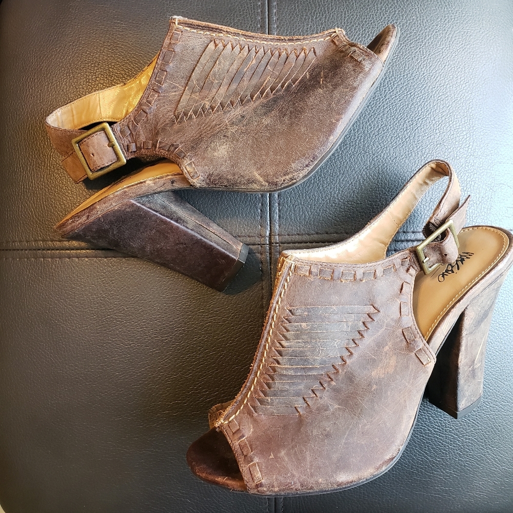Womens sz 7 leather heeled boot/bootie. Mossimo